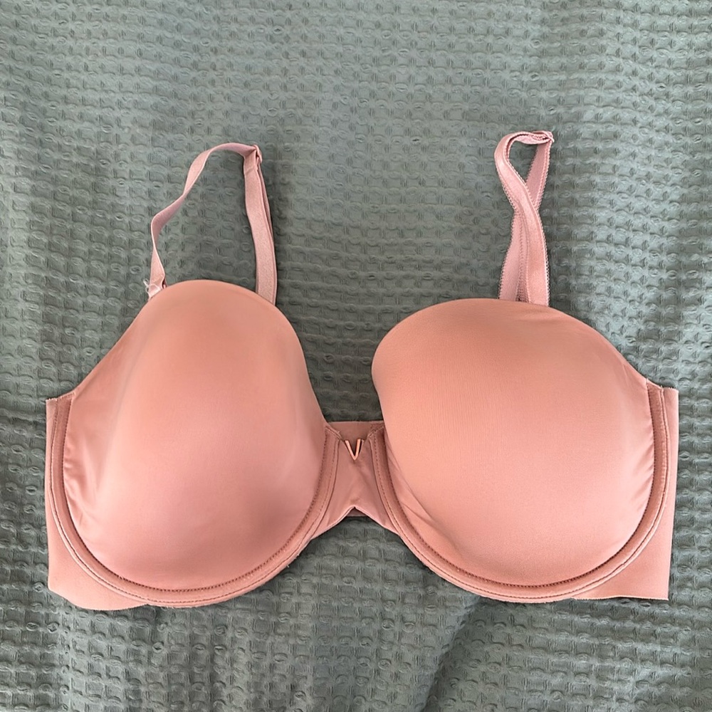 38DD Victoria Secrets multi-dimension/ purpose, lightly lined convertible bra.